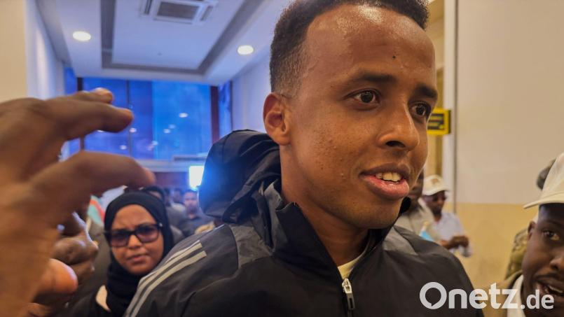 Schiedsrichter Omar Artan wurde nach seiner Rückkehr nach Somalia gefeiert. (Archivbild) Bild: Farah Abdi Warsameh/AP/dpa