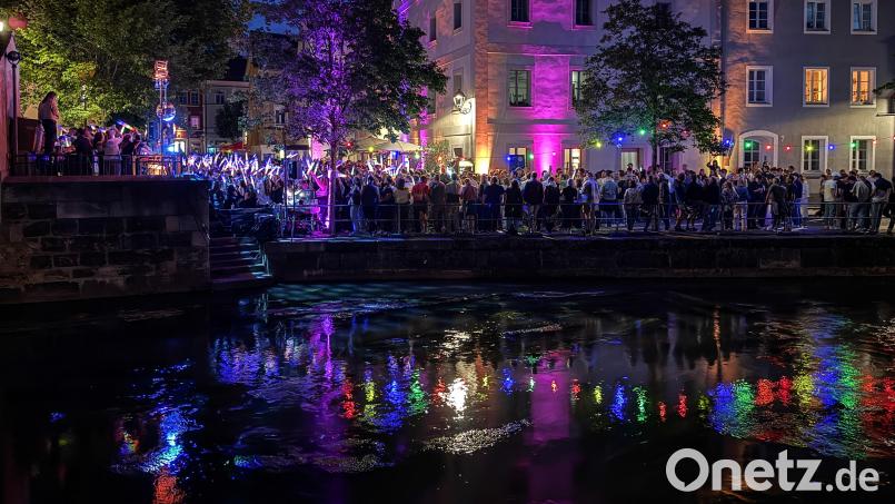 Das Altstadtfest in Amberg begeisterte trotz des Regenstarts mit guter Musik auf den Plätzen und einem riesigen Essensangebot. In der Nacht gabs Party - wie hier am Notstain. Bild: Petra Hartl