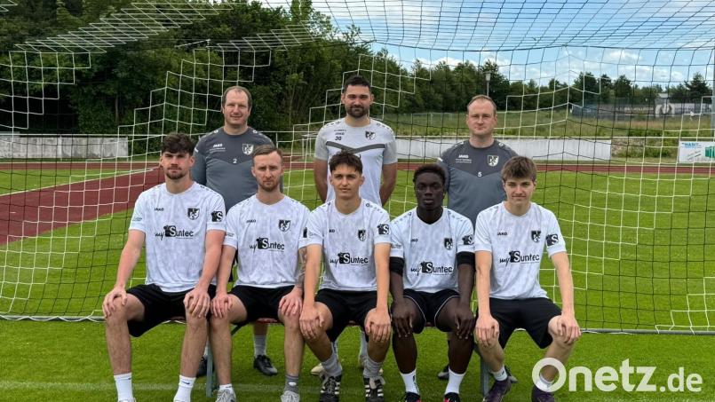 Schwarzenfelds Trainer Mathias Meßmann (rechts hinten) und Co-Trainer Tom Bayerl (links hinten) begrüßen die Neuzugänge (vorne von links) Roko Prstec, Marius Hinkel, Fabian Keckstein, Allioune Fall und Kevin Meierhofer. Max Ferstl (Mitte hinten) trainiert künftig die "Zweite". Bild: mr
