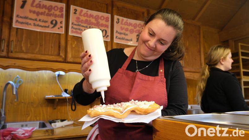 Lángos, die ungarische Spezialität aus Hefe-Kartoffelteig, gab es auf dem Marktplatz im Angebot. Bild: Gerd Spies