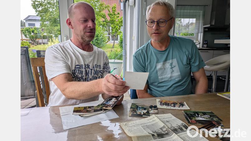 Vier Jahrzehnte sind seit der Gründung der Waldsassener Blechbläser vergangen. Klaus Schicker und Armin Scharnagl (von links, beim Betrachten von Fotos aus früheren Zeiten) sind von Anfang an dabei. Bild: pz