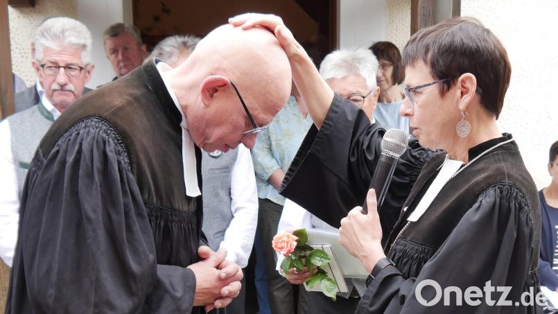Symbolischer Höhepunkt der Verabschiedung des evangelischen Pfarrers in Illschwang: Dekanin Ulrike Dittmar legt Thomas Schertel die Hand auf – als Dank für den geleisteten Dienst, aber auch als Gottes Segen für den neuen Lebensabschnitt Bild: Norbert Weis