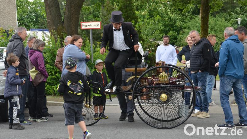 Besonders groß war das Interesse am Motorwagen von 1886, den Stefan Krauß gemeinsam mit seinem Sohn Elias aus Kemnath ausstellte. Das Fahrzeug gilt als das erste Automobil der Welt mit Benzinmotor und war während der gesamten Veranstaltung dicht von Besuchern umringt. Bild: Elisabeth Dobmayer