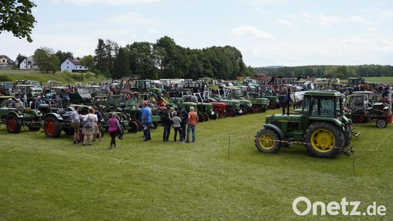 Auf dem Sportplatz in Högling reihte sich ein Oldtimer an den anderen. Bild: nib