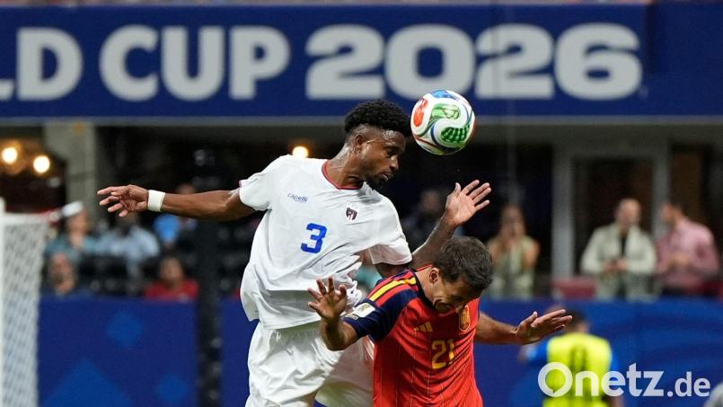 Spaniens Mikel Oyarzabal (r) sorgte gegen Kap Verde für ein unrühmliches Novum. Bild: Mike Stewart/AP/dpa