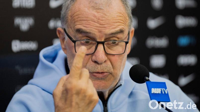 Trainer Marcelo Bielsa und die Fußball-Nationalmannschaft von Uruguay kamen mit Verspätung in Miami an. (Archivbild) Bild: Matilde Campodonico/AP/dpa