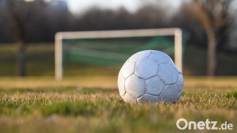 Streitende Eltern führten zu einem Polizeieinsatz bei einem Fußballspiel. (Symbolbild) Bild: Tobias Hase/dpa