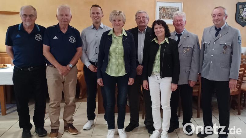 Jubilar Franz Fenzl (Vierter von rechts) mit einigen seiner Geburtstagsgäste (von links), Josef Schimmer, Herbert Stöckl (FC), Bürgermeister Martin Josef Bauer, Hildegard Mutzbauer (GOV), Anita Zeitler (GOV), Karl Ries und Hans Zeitler (SKK). Bild: Monika Eckl