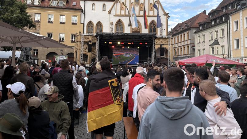 Die deutsche Nationalmannschaft feiert einen fulminanten 7:1-Sieg gegen Curaçao zum WM-Auftakt, bejubelt von begeisterten Fans in Amberg. Bild: Lukas Büchold