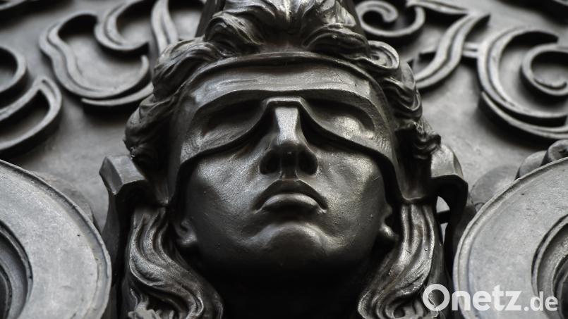 Eine Figur der blinden Justitia, der Symbolfigur der Justiz. Die hatte es in Amberg mit einem Gewalttäter zu tun, der betrunken einen Mann angegriffen hat. Warum? Das blieb auch im Prozess unklar. Symbolbild: Sonja Wurtscheid/dpa