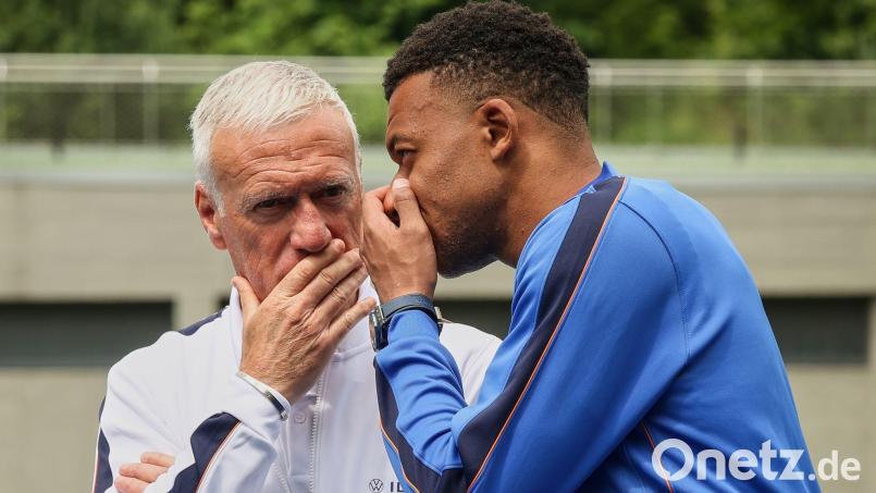 Didier Deschamps (l.) und Kylian Mbappé im Training der Franzosen. (Archivbild) Bild: Thomas Padilla/Pool AP/AP/dpa
