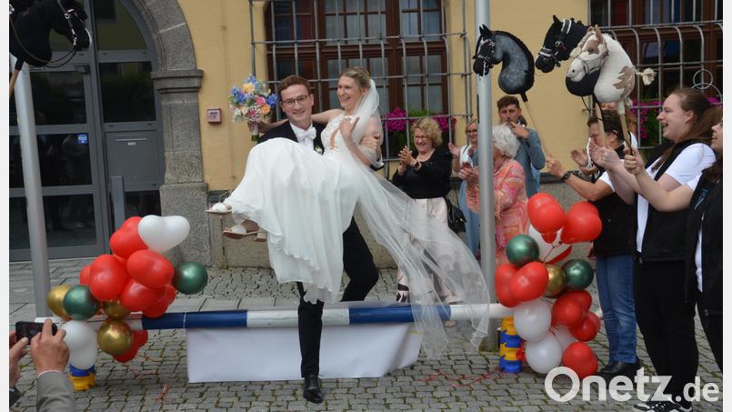Bei der standesamtlichen Hochzeit von Liesa Federl und Timmy Joe Schlesinger spielten Tiere natürlich eine große Rolle. Über den Pferdeparcours nahm Timmy Joe seine Braut einfach in den Arm. Bild: Elisabeth Dobmayer
