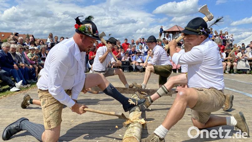 Wenn Holzhackerbuam tanzen können, können Tänzer auch mal Holzhacken – als Einlage im gleichnamigen Paradestück bei der Diendorfer Kirwa. Bild: Raphael Haubelt