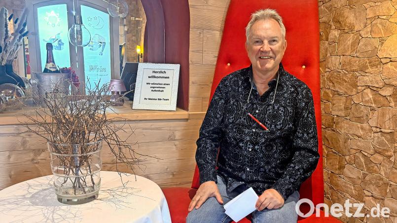 Gut lachen hat Heiner Bär nur, solange er nicht hinüber zum Bahnhof schaut. Die zahlreichen Bahnsperrungen bereiten dem Hotel-Chef große Sorgen. Bild: Katharina Melzner