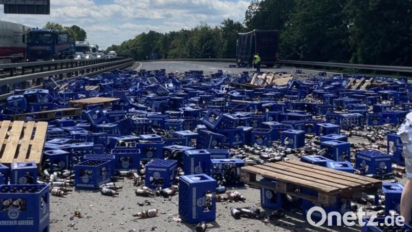 Ein Lkw hat am Autobahnkreuz Regensburg Richtung München eine Vielzahl von Bierkästen verloren. Bild: Polizei Regensburg