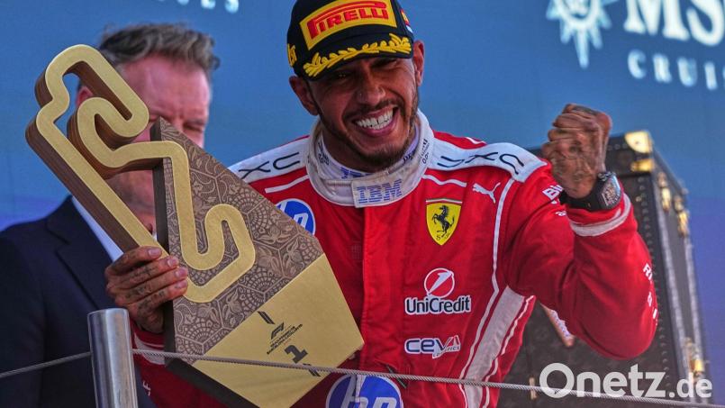 Lewis Hamilton feiert seinen ersten Sieg im Ferrari. Bild: Fatima Shbair/AP/dpa