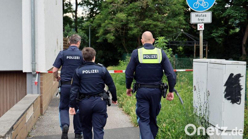 Nach dem Fund der Frau hatten Polizisten schon am Sonntag erste Zeugen befragt. (Archivbild) Bild: Ralf Hettler/dpa