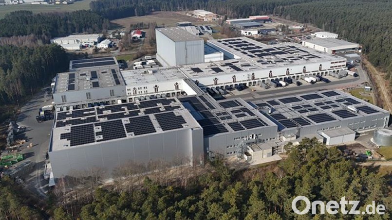 Die PV-Module sind überall verteilt auf den Dächern des Stahlgruber-Logistikzentrums. Die ganze Dachfläche konnte aber nicht genutzt werden – es wäre zu viel Gewicht. Bild: Stahlgruber