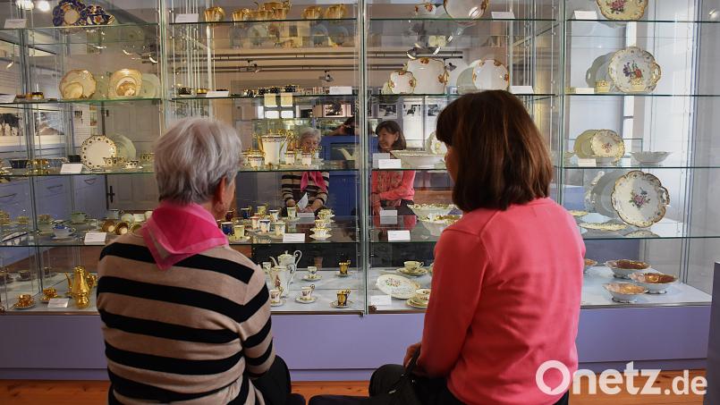 Der Förderverein Porzellan- und Kachelmuseum Tirschenreuth betreut im Museumsquartier Tirschenreuth eine eigene Porzellanabteilung. Aus dem großen Fundus des Vereins werden die schönsten Kaffeeservice extra für das Open-Air-Café am Samstag, 25. Juli, auf dem Marktplatz hergenommen und fein herausgeputzt. Bild: Ulla Britta Baumer