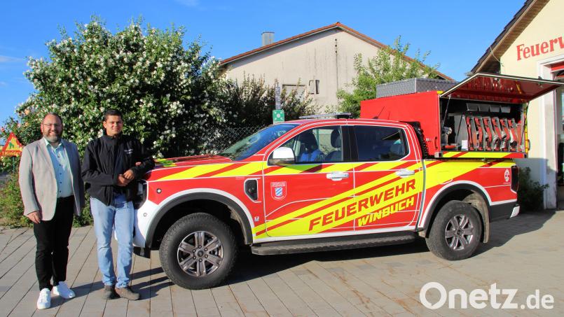 Als erste Feuerwehr im Landkreis Amberg-Sulzbach haben die Winbucher einen "GW-TS" bekommen, einen Feuerwehr-Pickup mit Tragkraftspritzen-Aufbau. Darüber freuen sich Bürgermeister Daniel Sandner (links) und Feuerwehr-Kommandant Paul Haas. Bild: Johann Bauer