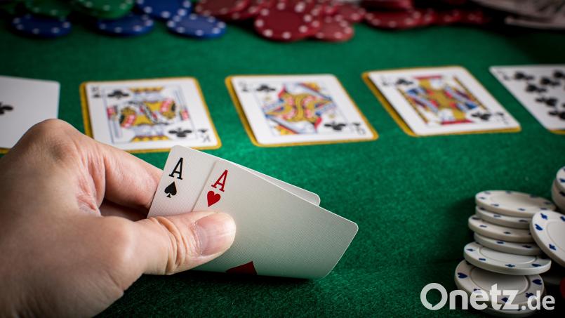 Ein Poker-Spieler beim "Texas Hold 'em" hat zwei Asse in der Hand. Solche Pokerrunden waren jetzt Thema beim Amberger Amtsgericht - ein Fall von verbotenem Glücksspiel. Symbolbild: Jayson - stock.adobe.com