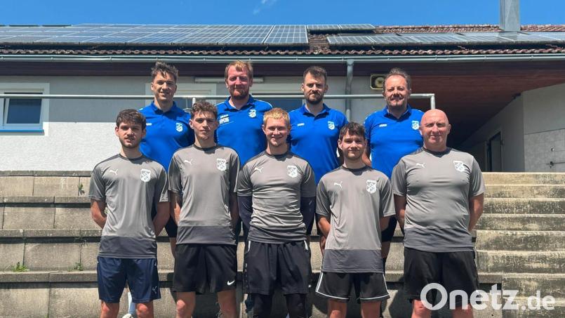 Die Neuzugänge und sportlich Verantwortlichen des SV Schwarzhofen: (hintere Reihe von links): Co-Spielertrainer Manuel Zäch, die Sportlichen Leiter Mathias Biebl und Stephan Bauer sowie Trainer Adi Götz; (vordere Reihe von links): Moritz Auburger, Unmut Demirtas, Max Wissmann, Felix Auburger und Torwart-Trainer Markus Schubert. Bild: SV Schwarzhofen