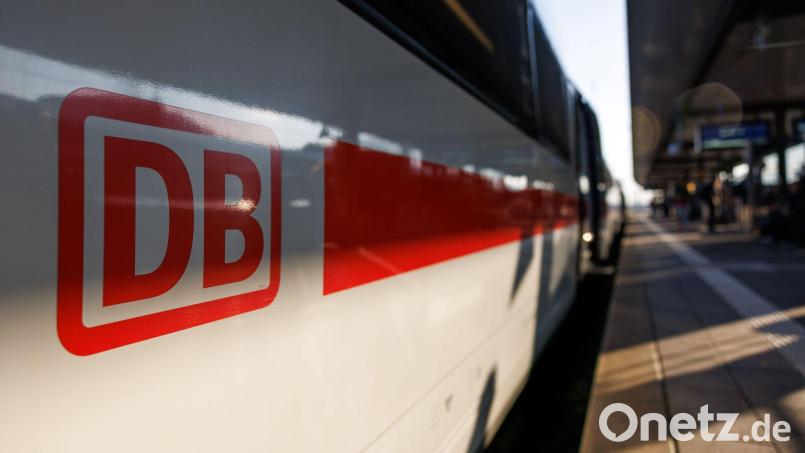 Der ICE war laut Bundespolizei mit etwa Tempo 100 unterwegs, als der Zug den Mann erfasste. (Symbolbild) Bild: Daniel Karmann/dpa