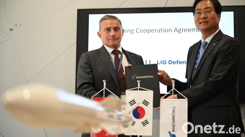 Rheinmetall-Manager Oliver Dürr und der südkoreanische Manager Ickhyun Shin nach der Unterschrift der Vereinbarung bei der Eurosatory. Bild: Wolf von Dewitz/dpa