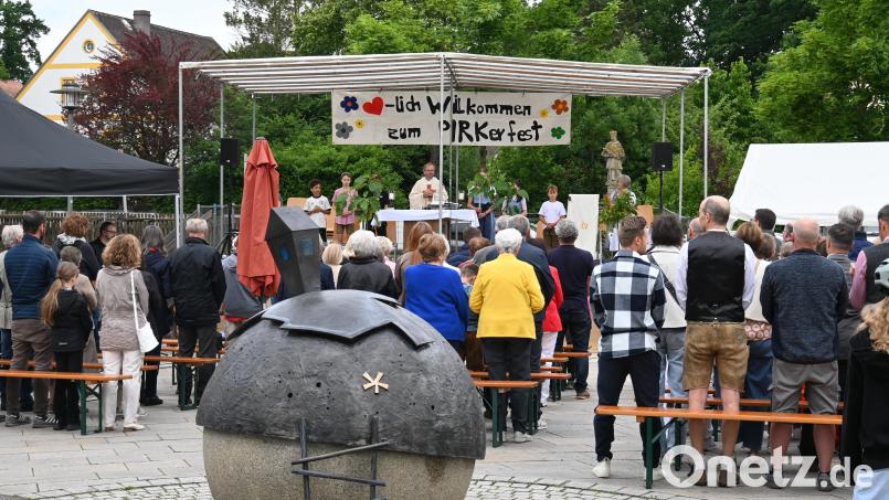 Mit einem beeindruckenden Gottesdienst direkt auf dem Dorfplatz startete das 20. Pirkerfest. Bild: Kerstin Kiener