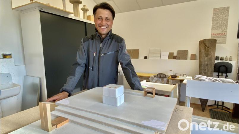 Dominik Schleicher zeigt in seinem lichtdurchfluteten Wolfringer Atelier das Modell des neuen Altarraums der Weiherner Pfarrkirche. Bild: Claudia Völkl