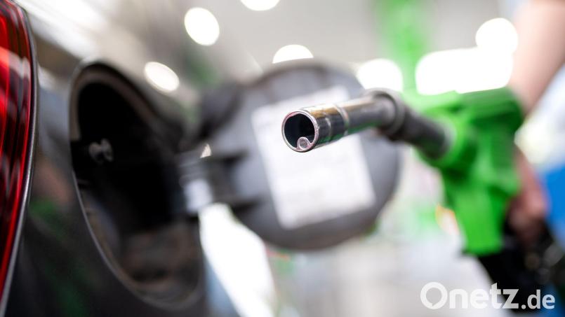 Tanken ist zuletzt billiger geworden - dem ADAC geht es nicht schnell genug. (Archivbild) Bild: Sven Hoppe/dpa