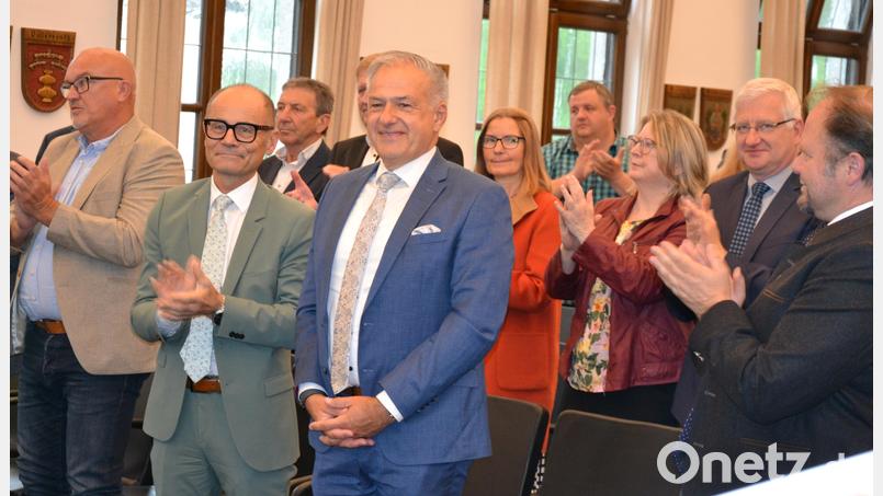 In der Ehrensitzung des Kreistags Tirschenreuth gab es für den ehemaligen Landrat Roland Grillmeier (Mitte) stehende Ovationen. Der CSU-Politiker wird auch nach 30 Jahren Zugehörigkeit weiter im Gremium tätig sein. Bild: Thorsten Schreiber