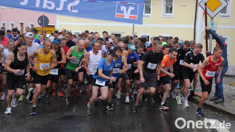 Der Start des 27. Waldnaabtal-Crosslaufes am 10. Juli ist auch in diesem Jahr am Feuerwehrgerätehaus in Falkenberg. Bild: Konrad Rosner
