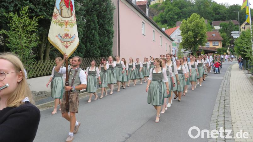 Die Festdamen marschierten vorweg beim großen Umzug des Burschenvereins Parkstein. Bild: Johann Adam