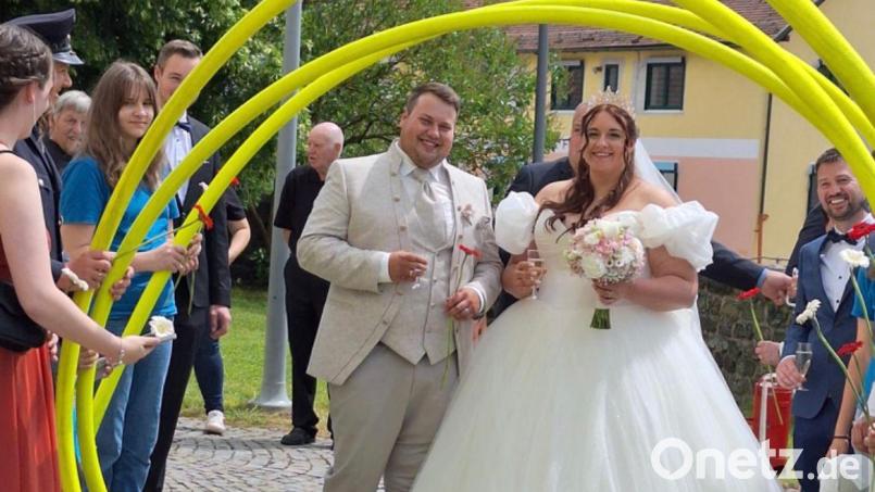 Durch ein langes Ehrenspalier schritten Johanna und Markus Böhm nach ihrer Trauung. Bild: Claudia Böhm