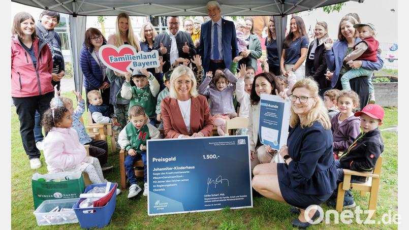 Das Johanniter-Kinderhaus Hirschau gewinnt den Kreativwettbewerb des Staatsministeriums für Familie, Arbeit und Soziales. Das Foto zeigt Bayerns Familienministerin Ulrike Scharf zusammen mit den Verantwortlichen, Mitarbeitenden und Kindern des Johanniter-Kinderhauses bei Conrad Electronic SE in Hirschau. Bild: StMAS/Schäffler