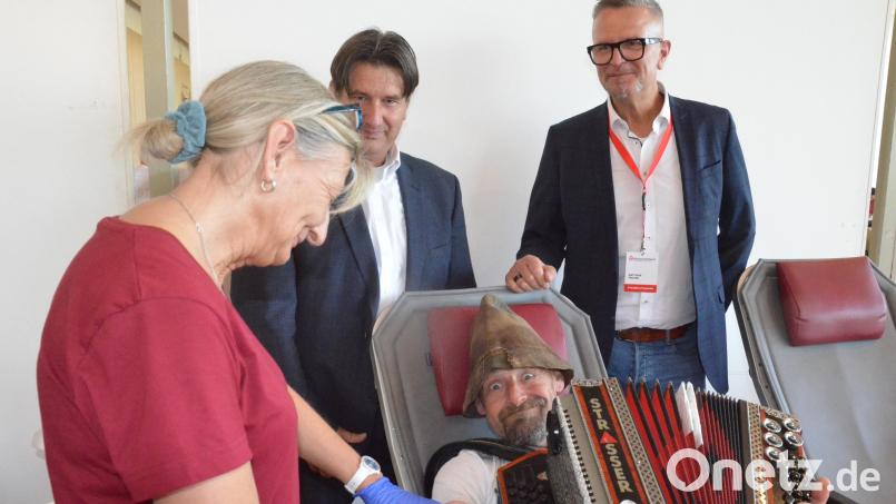 Blutspender "Lucky". BRK-Kreisgeschäftsführer Sandro Galitzdörfer und BRK-Spendenbetreuer Matthias Freund drücken im Hintergrund die Daumen, dass alles gut geht. Bild: Helmut Kunz