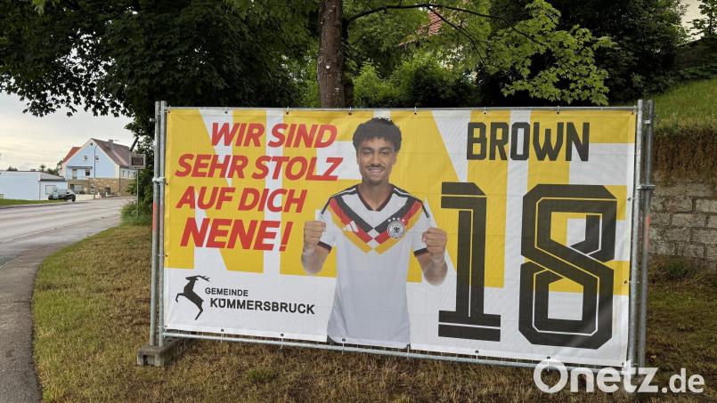 Kümmersbruck feiert "seinen" Nationalspieler Nathaniel "Nene" Brown: Pünktlich zu Beginn der Fußball-Weltmeisterschaft 2026 verkündet seit 11. Juni Browns Heimatgemeinde Kümmersbruck per Transparent am Ortseingang in Lengenfeld im XL-Format "Wir sind sehr stolz auf dich Nene!". Bild: Heike Unger
