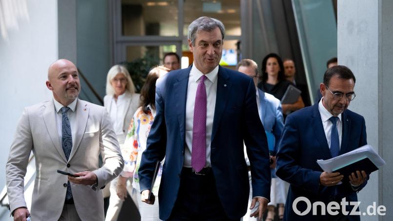 CSU-Chef Söder (Mitte) und Landesgruppenchef Hoffmann (links) sind gegen ein Ende der deutschen Grenzkontrollen. Bild: Sven Hoppe/dpa