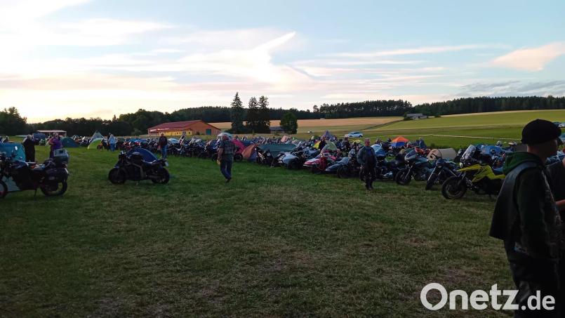 Um die 2000 Besucher kamen am FReitag und Samstag zur 50- Jahr- Feier des Motorradcubs Oberbibrach. Bild: Dominik Eckert