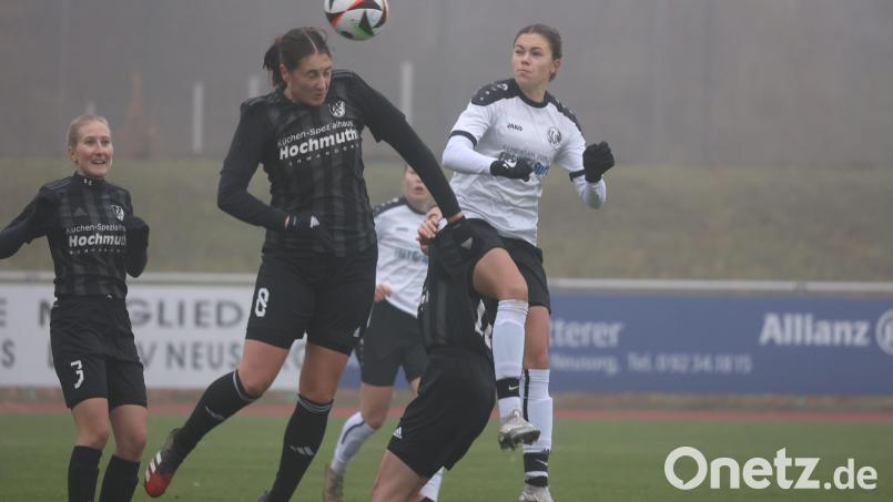 Das Landesliga-Duell zwischen dem 1. FC Schwarzenfeld (schwarz) und dem SV Neusorg wird es künftig nicht mehr geben. Der 1. FCS ist in die Bezirksoberliga abgestiegen. Archivbild: Dieter Jäschke