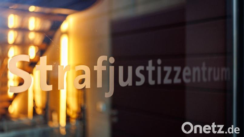 Die Angeklagte sitzt seit Herbst in Untersuchungshaft. (Symbolbild) Bild: Daniel Karmann/dpa