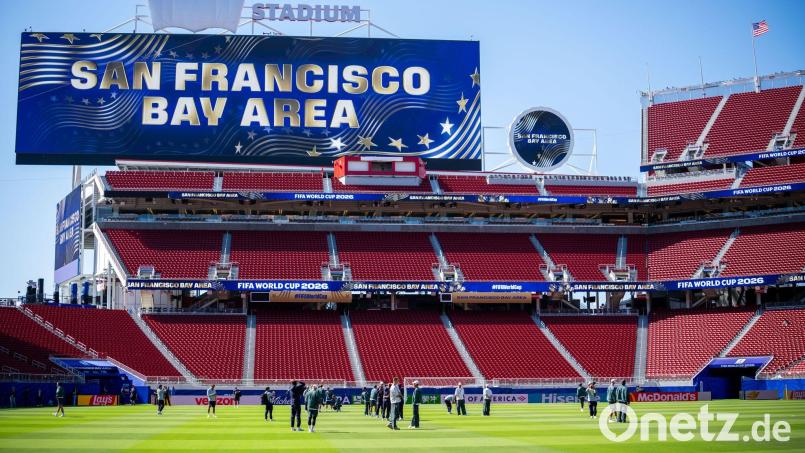Gut zu erkennen: Der verhüllte Stadionname. Bild: Georg Hochmuth/APA/dpa