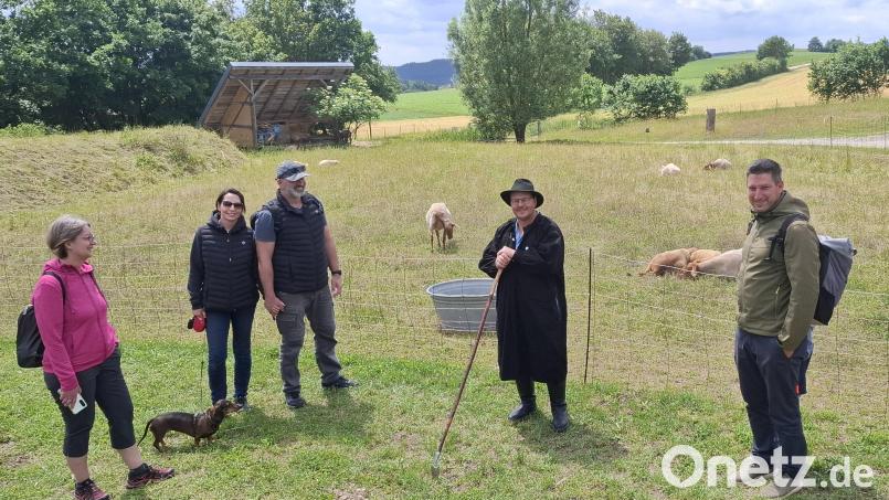 Schäfer Florian Hirsch (Zweiter von rechts) zeigt, wie Schafe der Landschaftspflege dienen können. Bild: Gabriela Amann