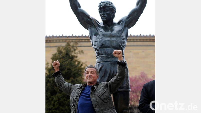 Sylvester Stallone vor der Rocky-Statue. (Archivbild) Bild: Michael Perez/AP/dpa