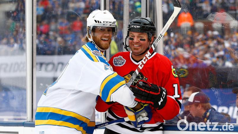 Der ehemalige Eishockey-Weltmeister Kyle Calder (r) ist im Alter von nur 47 Jahren gestorben. Bild: Billy Hurst/FR171248 AP/AP/dpa