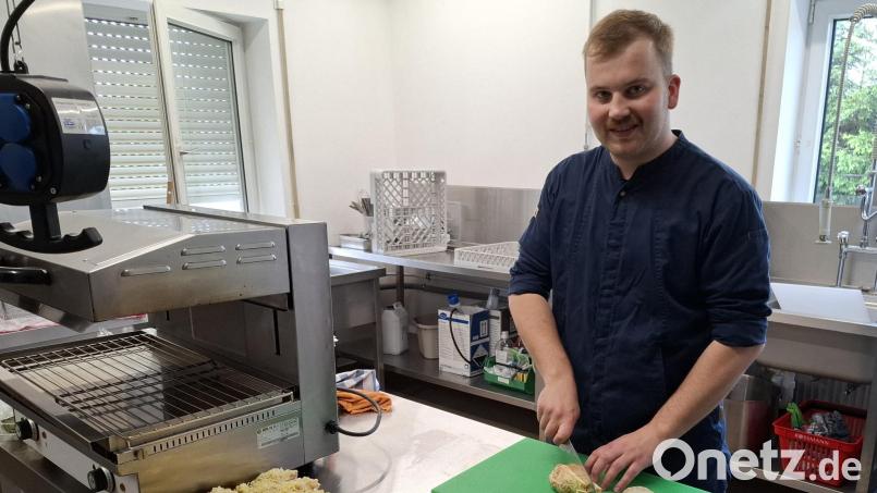Der gelernte Koch Matthias Rupprecht bereitet sich auf die nächste Feier vor. Er hat das Catering-Unternehmen "Bahnis Schmankerl" gegründet. Bild: Karl Ziegler