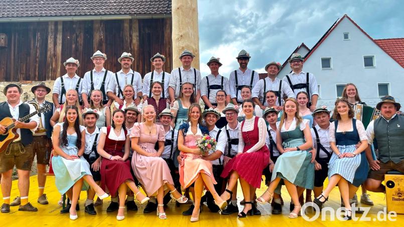 Die 16 Utzenhofener Kirwapaare mit den Musikanten von "Saba Z'dreckat". Bild: Josef Piehler