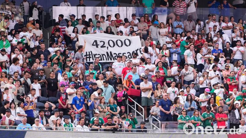 Iranische Fanproteste im WM-Stadion. Bild: Mark J. Terrill/AP/dpa