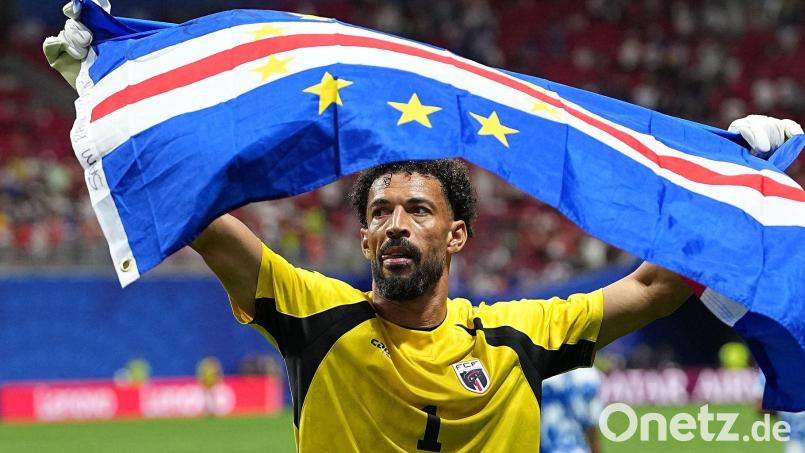 Vozinha feiert mit der Flagge von Kap Verde. Bild: Ju Huanzong/XinHua/dpa